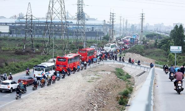 Cảnh ùn tắc giao thông trên Cầu Đình Trám vào giờ cao điểm tại Việt Yên, Bắc Giang